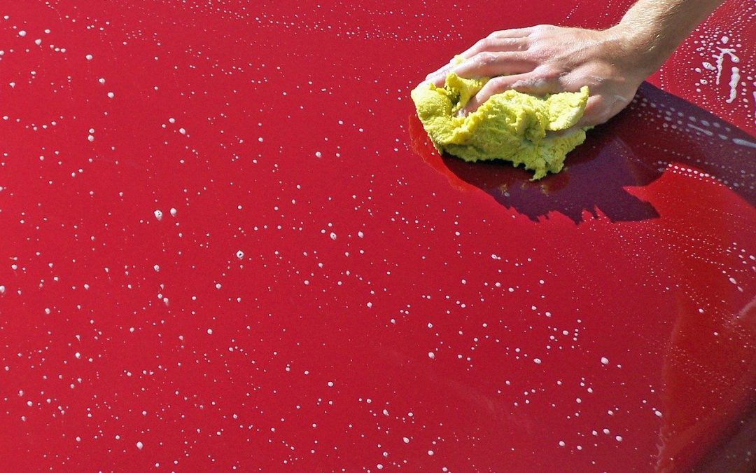 Jak skutecznie umyć samochód? Pojechać na myjnię czy zrobić to samemu?