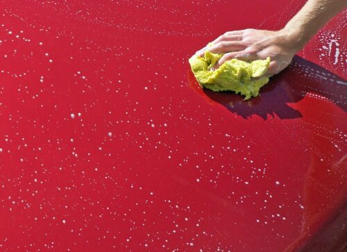 Mycie samochodu na dwa wiadra zwalczy brud i nie uszkodzi lakieru samochodowego